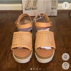 NWT- Universal Threads Peachy Sandals